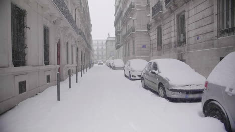 Mit-Schnee-Bedeckte-Straße-An-Einem-Verschneiten-Tag-In-Montpellier,-Frankreich.-Autofahren
